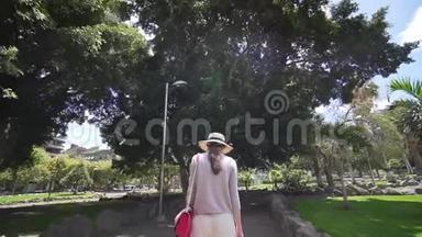 嬉皮士女人在公园散步。 西班牙加那利群岛<strong>温暖的</strong>国<strong>家</strong>度假